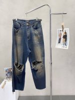 Balenciga巴黎世家独家专供新款休闲破洞牛仔裤高端版本！泥染破洞设计 专柜定制面料 透气舒适度高，细节无可挑剔，品牌元素设计理念，体现高品质。手感细腻柔软
