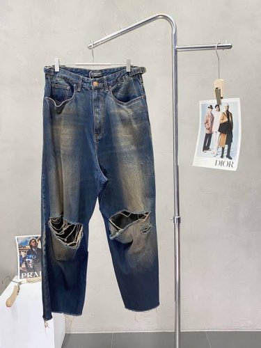 Balenciga巴黎世家独家专供新款休闲破洞牛仔裤高端版本！泥染破洞设计 专柜定制面料 透气舒适度高，细节无可挑剔，品牌元素设计理念，体现高品质。手感细腻柔软