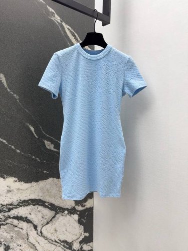 aw 25Ss 早春新品气质女团风修身短袖连衣裙 S曲线版型上身显瘦绝绝子 百搭不挑人 对各种身材都很友好显出比例线条 穿搭时髦感十足 基础简单好搭配属于经典耐