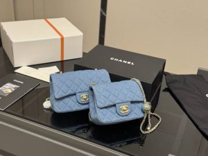 配盒 香奈儿 牛仔方胖子金球链条包 可爱的小金球哪个女孩不爱呢 经典的黑金色搭配 柔软的小羊皮质感舒服而细腻链条上的小金球也是质感满满 尺寸:17Cm 20Cm