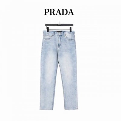 prada 普拉达 后袋经典徽标Logo压花水洗牛仔裤 经典的复古风，今年最新款牛仔裤 经典三角标与新洗水效果配色结合面料采用纯棉赛络牛仔布 手感顺滑舒适 厚实