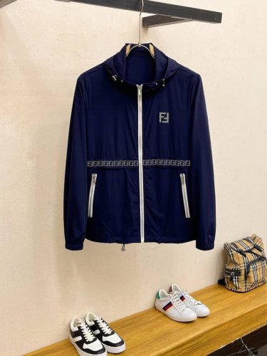 p330 Fend芬迪 2024夏季最新款连帽防晒服轻薄夹克！胸前品牌Logo重工设计，既帅又轻便实用！ 高织超细腻的高科技爽滑聚酯胺纤维材质，面料的质感很高档