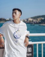 上新！新款潮牌联名款鲸鱼星球宇航员情侣款圆领短袖T恤，全部采用上等原料，质感好颜色鲜明！ 这种款式上身绝对吸睛，基础款的圆领Tee,男女均可驾驭！ 尺码：S-3