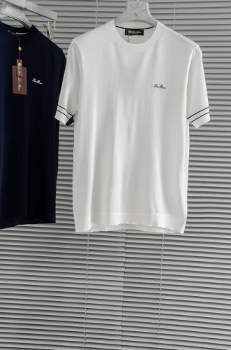 new# Loro piana 2025春夏新款 桑蚕丝混纺男士针织短袖衫！采用10%蚕丝+90%棉 质感与纹理非常柔软，手感极其的细腻丝滑，纱线越细做工就越难