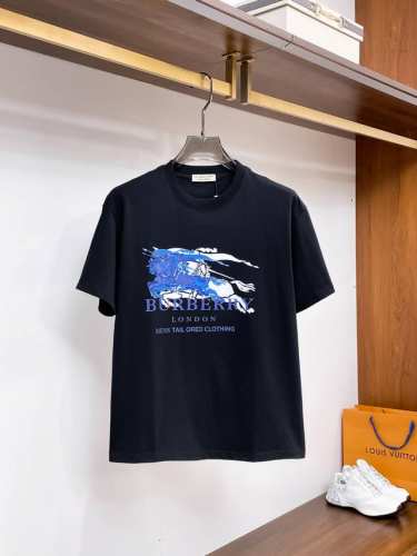 巴宝莉夏季新品，全新工艺，高定面料 玉蚕丝般的丝滑 时尚经典圆领短袖时尚单品设计，更加时尚舒适，高标准定制，上身非常有型，客供辅料，客供进口高档面料质感非常细腻
