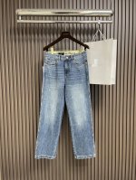 Dg 2025Ss新款标识牛仔长裤，生活休闲日常皆宜。选用的牛仔布料全部经过多道工序洗水、打磨、做旧处理 极好的版型使的裤装有很好的上身舒适度，牛仔裤这点非常非