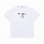 prada 普拉达 2025新款 高密度刺绣简约字母Logo 男女同款 短袖T 定制260克100％双纱纯棉面料 进口田岛机刺绣工艺 定染32支双股螺纹 领标吊