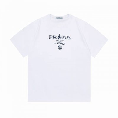 prada 普拉达 2025新款 高密度刺绣简约字母Logo 男女同款 短袖T 定制260克100％双纱纯棉面料 进口田岛机刺绣工艺 定染32支双股螺纹 领标吊