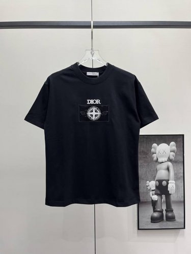 dior 迪奥×石头岛联名款 25Ss 罗盘贴布刺绣Logo短袖T恤 精选纯棉精梳棉面料，不仅保证了穿着的舒适度，更赋予了衣物一种难以抗拒的柔软触感。在设计上，