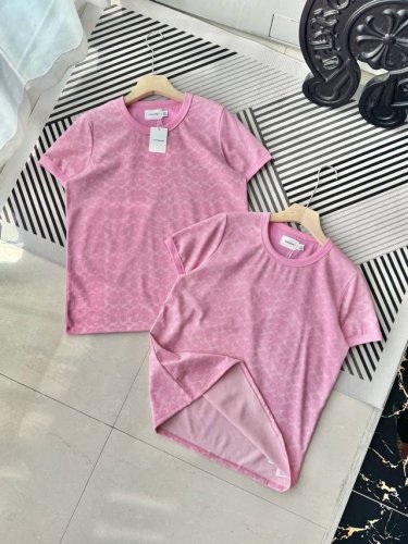 代购级Coach蔻驰女款时尚新款短袖粉色，黑色满印T恤 爆款独家货品～现货3000+海外专柜最新款！这款满印T恤来得太是时候了！强烈建议大家人手一件，真的太经典