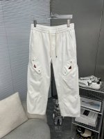 prada普拉达 米色工装阔腿裤 随性与实用的完美融合 温柔又沉稳的小色调，轻松就能营造出随性氛围。腰部的抽绳设计，方便调节，穿着无拘无束 。 两侧假口袋帽设计