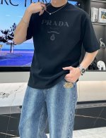 P300 Prad 2025春夏款 官网同步 面料采用重磅纯棉精梳棉面料，Os宽松版型，上身版型超正！日常百搭，衣橱必备单品！ 尺码 S-3Xl 版型偏大 码数