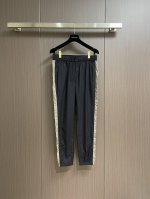 prada 2025Ss早春新款侧边织带休闲裤，高级梭织面料，触感柔软舒适，细腻柔软程度非同一般，非常高级复古且时髦，视觉画风有品有调，属于灵魂式的身份彰显！尺