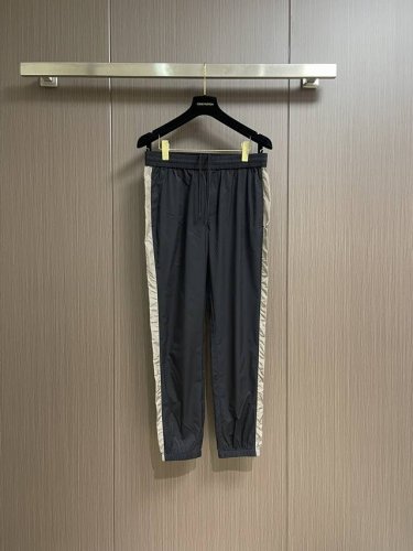 prada 2025Ss早春新款侧边织带休闲裤，高级梭织面料，触感柔软舒适，细腻柔软程度非同一般，非常高级复古且时髦，视觉画风有品有调，属于灵魂式的身份彰显！尺