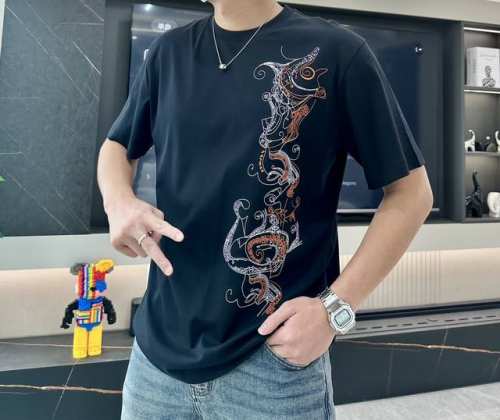 Sg 爱*仕 春夏最新刺绣男士圆领T恤衫，胸前极具特色花卉图案，搭配经典H字母刺绣，精致而优雅，品牌标识度极高。传统百搭的基础版型，不挑人穿，上身有型有格调，更