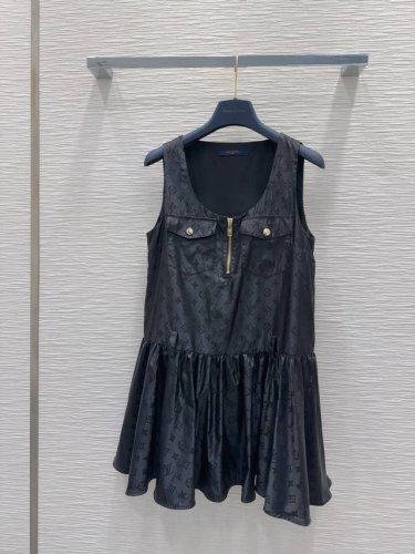 96808# Louis Vuitto* 2025Ss新款背心裙 高级感满满 定制面料 剪裁上身版型贴合度极佳 不旦颜色美 质感也敲好 复古又时尚 经典大气 各
