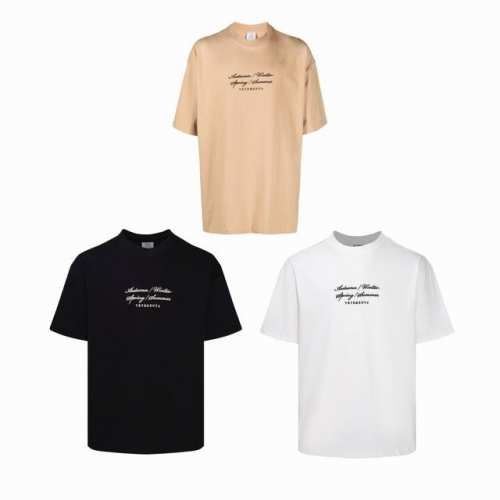 V14 顶配版 Vetements Ss 新款 “春夏秋冬”前胸刺绣短袖T恤！ 采用260精梳纯棉面料及配套螺纹，已做强力预缩水工艺久洗不易变形。前胸字母采用刺