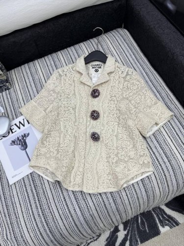 爆款现货 原单品质 Chan* 25中古系列水溶钩花翻领外套 设计高级又时髦 1:1订制重工面辅料 增添时尚格调 纯欲系搭配和谐 百搭王炸款 做工品质看细节 高