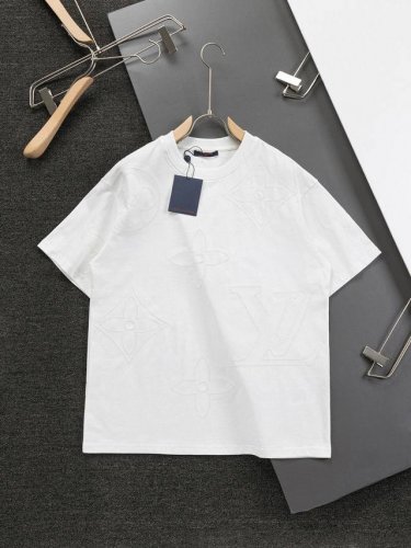 lv 25新品专柜走秀款 前后高端大Logo渲染Lv经典刺绣短袖T恤，男女同款！短袖不在千篇一律的大众脸，而是一定要独特吸引人的眼球，这一款Lv短袖品相品质都在