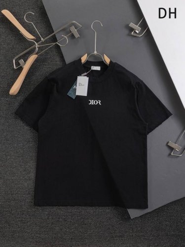 dior 迪奥 Cd 微宽版版型 S-Xl Cd 25Ss 新品官网同步发售 胸前简约字母 刺绣Logo图案 作为奢侈界的龙头，D家可谓是当之无愧了，而今天要说