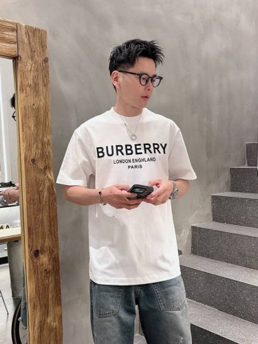 巴宝莉 2025春夏新款男女同款短袖T恤，！定制专属纯棉面料，定制原版工艺螺纹，胸前重工字母Logo工艺设计！简约大方，从容百搭，档次极高，完美融入时尚还有风情