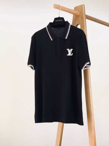 louisvuitton 路易威登 2025Ss春夏新品 休闲翻领T恤，以刺绣的工艺来显示，很有细节亮点，经典款圆领短袖T恤衫 做工与面料，让这款经典实穿百搭，