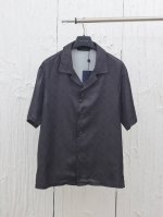 p270 1V*/路易25新款满印提花翻领短袖衬衫 来自 2025 年春夏秀的时尚丝感，饰有 Monogram 印花和精致的错视浮雕效果。中棕色调使其易于混搭，