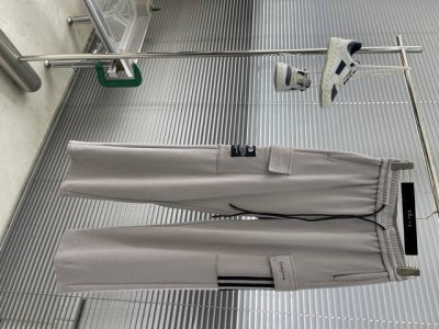 Y-3 山本耀司 2025 春夏休闲卫裤 美学的焕新诠释,演绎浓郁的格调型时尚风范,细节感和设计感强悍.经典品牌标识做为色彩搭配,演绎经典的品牌时尚,为整体造型