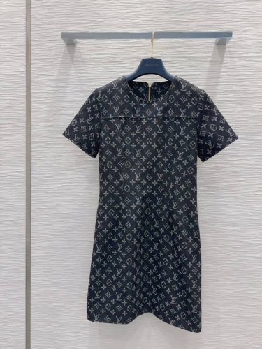 Louis Vuitto* 2025Ss新款 高版出品~超时髦新款丹宁牛仔 酵洗个性色调上身又酷又飒爽 采用定制高品质斜纹棉质水洗牛仔面料，纹理细腻，棉感自然，