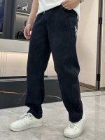 P330 始祖鸟 纯黑色简约百搭男士休闲裤 纯棉面料休闲裤，最新款上身版型无敌正！ 绝对可以闭眼收的一款 此款裤子非常百搭，弹力腰围,日常上班 户外运动都可以穿