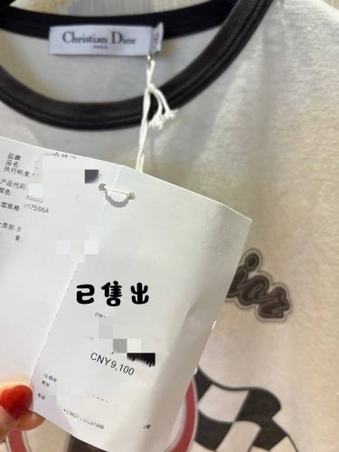 撞色8字T 以白色为主色调简约又清爽 领口和袖口采用黑色镶边设计，形成鲜明对比，增添复古感 正面印有字母Logo字样，中间大大的数字“8”被红圈包围，两侧还有黑