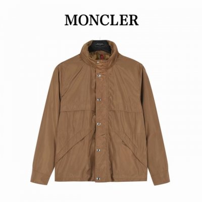 moncler 蒙口工装风轻薄连帽外套 帽子可隐藏贸易渠道稀出，海外精品限量销售。户外风衣产品的典范，全身暗纹的商标彰显品牌辨识度。这款夹克兼备温暖且轻盈的特质