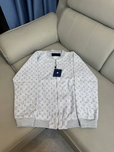 Louis Vuitton路易威登 Lv秋冬经典款 满印暗纹提花牛仔拉链外套 上身效果超级赞 越看越耐看的那种 版型也是Lv经典版型 不仅修饰手臂线条，而且增加