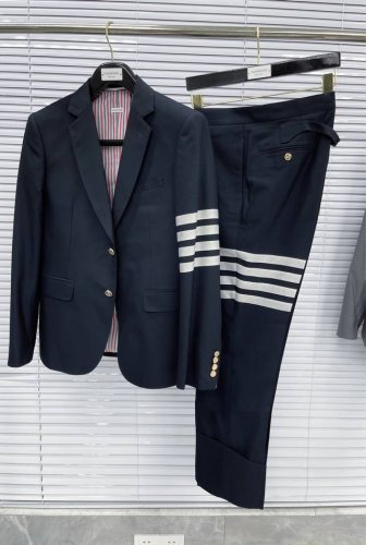 出街必备 Tb色织西服套装 藏蓝金扣 100%色织四杠羊毛面料 珠边装饰 高定Nx西服代工厂P出货 速度是慢了一点 但贵在精工细琢 版型修身挺阔 买西装必选Tb