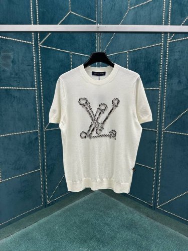 驴家 25Ss新款针织短袖 航海系列的元素 Lv经典的扭绳Logo 面料是超级舒适的针织材质 整件衣服手感柔软细腻 透气性好 刺绣的图案增加了整体的高级感 码数