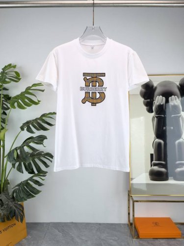 Burberry 巴宝莉 2025Ss春夏最新款圆领时尚短袖T恤 官网同步 专柜纯棉面料 贴肤舒适 耐看又好穿 经典简约Logo设计 原厂工艺一丝不苟 型男必备