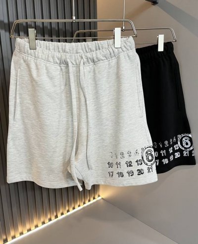 马吉拉 Maison Margiel 2025春夏新款男女同款休闲短裤，专柜同步发售！定制专属洗水纯棉面料，裤腿印花Logo设计！简约大方，从容百搭，档次极高，