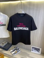 P230 Balenciaga巴黎世家 2025春夏新款高克重重磅短袖出货啦！！ 春夏出门必备款 定制高克重纯棉面料 搭配当下流行重工工艺 做工走线精细 面料上