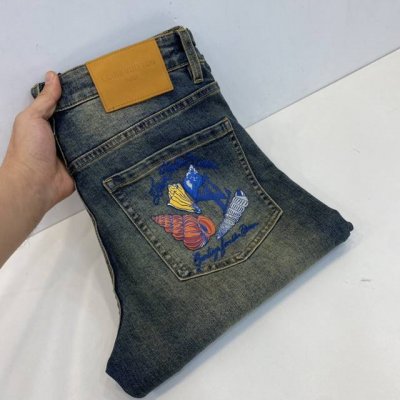 Lv秋冬欧洲专柜新款 超A代购级别海外贸易公司订单货源，顶级原单高端男士定制时尚修身小直筒牛仔裤。 颜色：图片色 尺码：28-36 面料：丹宁水洗牛仔裤！奢华体