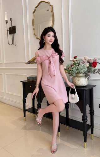 连衣裙 2670夏季新款 时尚气质高端 印花披肩连衣裙，温婉可人超级好看散发出优雅女人独特气质，非常有设计性感知性，尽显女性气质，充满高级女人味 黑色 粉色 2