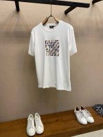 fendi 新品拼色Ff数码印花圆领短袖T恤 正面胸前饰有品牌拼色Ff数码印花设计 下脚缝有Fendi贴条标识并附有颗F型五孔珍珠贝母纽扣 彰显品牌的独有设计