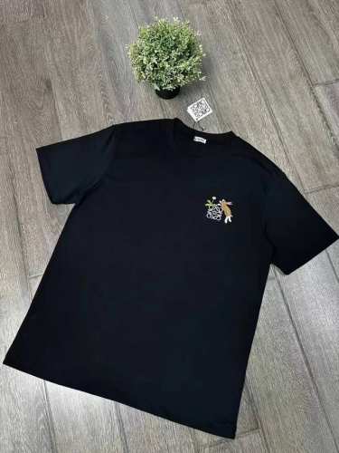 Loewe短袖T恤 工艺：刺绣 颜色：黑色 灰色 码数：S～Xl 面料：精梳紧密棉盖棉280G 柔顺手感，做工细致。男女同款宽松版型！