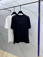 Fendi*芬 迪 2025春夏新款首发专柜最新款短袖圆领T恤 高端订制 设计前卫时尚！品牌Logo重工艺设计 高端定制丝光长绒棉面料.手感柔软.穿着舒适.专柜