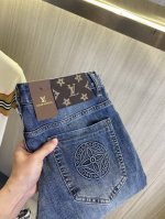 LV路易威登 2025新品男士牛仔裤 面料舒适弹性好。独家发售 时尚优雅 重工艺设计。采用原色酵母水洗工艺 精选进口重磅丹宁牛仔面料 配定制五金装饰 真皮皮牌