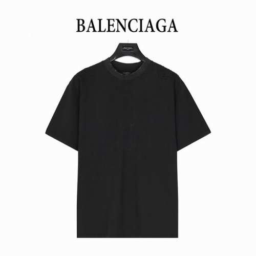 Balenciga 巴黎世家 后背梵文字母龟裂印花做旧磨破短袖T恤 采用后背破洞锋线 标准的印花技术，纯棉柔软面料， 对色定染面料，超精细平网印花工艺，潮流感十