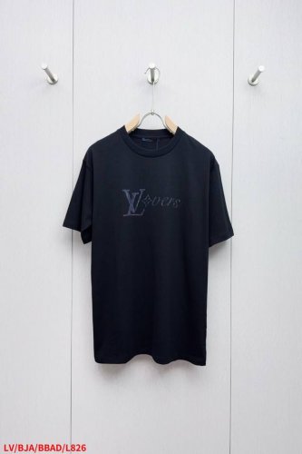 l826 Lv路易威登 25Ss新款 T 恤以分饰前后的 Lv Vers 标识和 Lv Monogram 花卉图案展现色彩律动，彰显贯穿当季的虹彩美学。细腻棉布