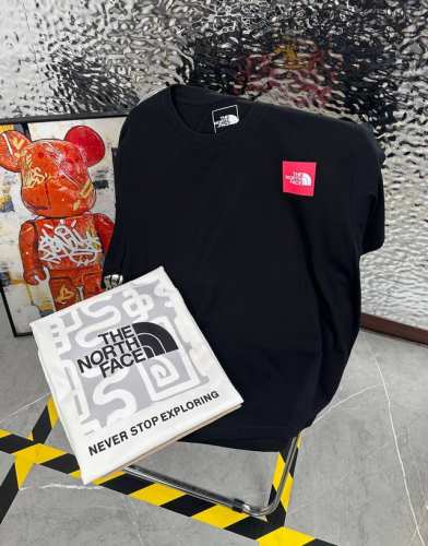 The North Face 北面25夏季新款印花休闲宽松情侣款 短袖T恤D930 细节:版本一比一复刻，吊牌 领标 水洗。 面料：采用40织双纱300克面料，