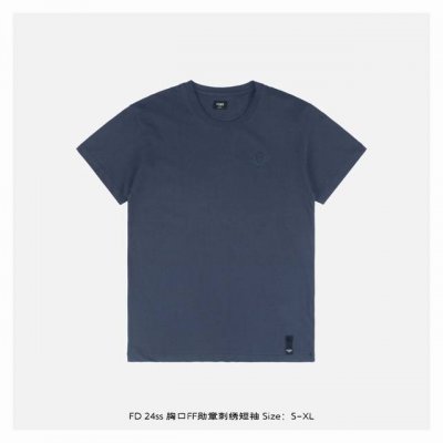fendi 芬迪 24Ss 胸口Ff勋章刺绣短袖 定染海军蓝米兰新棉华绸面料 采用进口机刺绣工艺 精度高 线条流畅而细腻 下摆位置均由人工定位手缝而成 可以确保