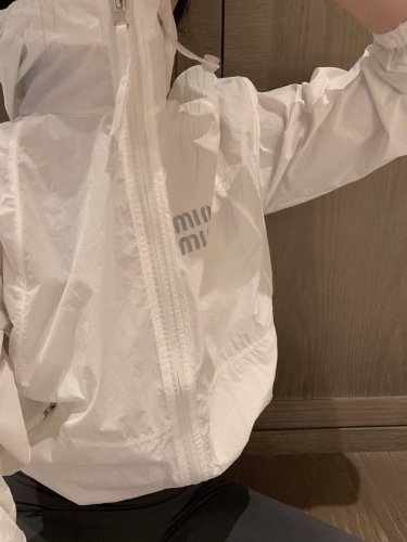 新品上新 Miu Miu 缪缪 字母印花防晒外套 高级定制 新款模特实拍图片已保护，缪缪家防晒外套 款号：00D7395 尺寸：S-2Xl 尺码见图末