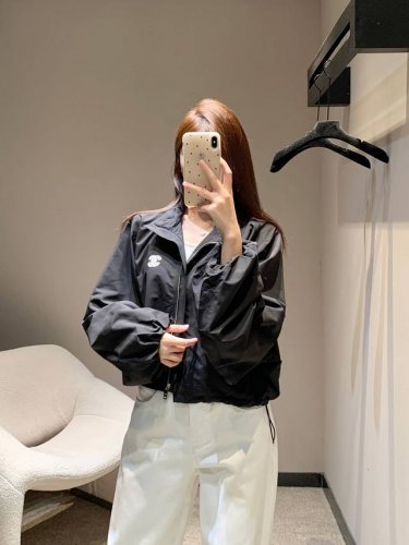 Chane* 25Ss春夏新款 中古风防晒夹克冲锋衣外套丨独家高版出品 宽松版型设计完全不挑人Logo印花设计小细节满满 夏季首选防晒 订制薄款面料 超级凉快